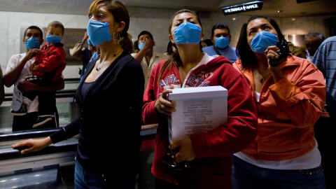 Mexicaines munies de masques dans une basilique de Mexico.