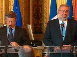 Le secrétaire d'État français Alain Joyandet (à gauche) et le ministre québécois Pierre Arcand (à droite)