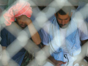 Détenus à la prison d'Abou Ghraib, en juillet 2004