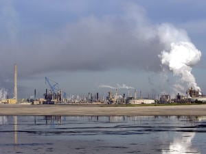 Des installations pétrolières à Fort McMurray, en Alberta.