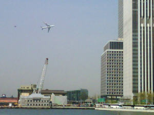 Un des Boeing présidentiels survolant la ville de New York.