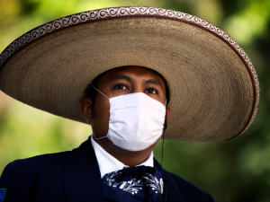 Un Mexicain porte un masque chirurgical pour se protéger.