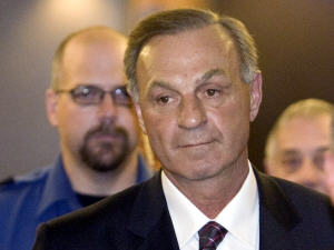 Guy Lafleur à la sorite de cour