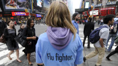 Une New-Yorkaise distribue des lingettes sanitaires.