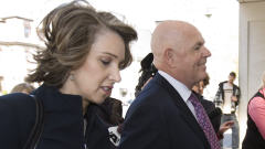 Larry O'Brien arrive au palais de justice avec sa conjointe.