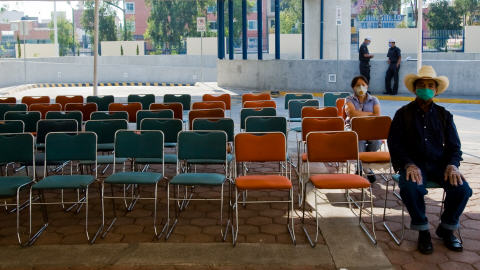 Salle d'attente de l'h�pital de la marine mexicaine, � Mexico.