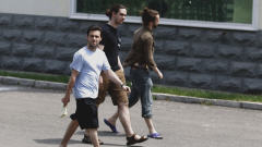 Des étudiants de l'Université de Montréal près de leur hôtel où ils avaient été mis en quarantaine.