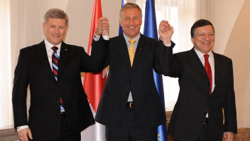Le premier ministre canadien Stephen Harper, le pr�sident en exercice de l'UE, Mirek Topol�nek, et le pr�sident de la Commission europ�enne, Jos� Manuel Barroso.