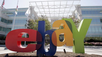 Logo d'eBay devant des bureaux californiens