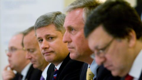Le premier ministre Harper accompagn� � sa gauche de son homologue tch�que Mirek Topolanek et du pr�sident de l'UE Jose Manuel Barroso.