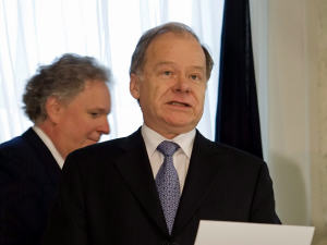 Le ministre Raymond Bachand avec, en arrière-plan, le premier ministre Jean Charest (archive)