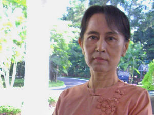 Aung San Suu Kyi lors de discussions avec un émissaire de l'ONU en octobre 2007.