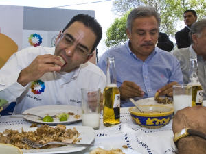 Le ministre mexicain du Travail, Javier Lozano, et son homologue de l'Agriculture, Alberto Cardenas, mangent un repas préparé par des producteurs de porc, qui voulaient démontrer que leur viande ne comporte aucun risque pour la santé.