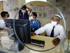 Le personnel d'un hôpital malaisien porte le masque alors qu'un premier patient atteint du virus H1N1 vient d'être hospitalisé dans ce pays. Il s'agit d'un homme de 21 ans de retour d'un séjour aux États-Unis