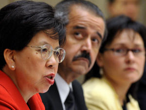 De gauche à droite : La directrice de l'OMS, Margaret Chan, le ministre de la Santé du Mexique, José Angel Cordova et la ministre de la Santé du Canada, Leona Aglukkaq.
