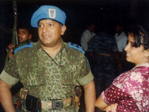 Velupillaï Prabhakaran, chef suprême des Tigres tamouls, et sa femme.