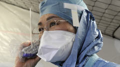 Un membre d'une équipe médicale dans un hôpital d'Osaka