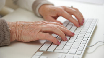 Personne �g�e au clavier d'un ordinateur