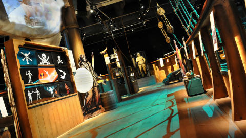 Vue du bateau pirate construit dans la salle d'exposition temporaire du Mus�e Pointe-�-Calli�re