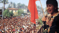 Aung San Suu Kyi s'adresse à des partisans. Cette photo aurait été prise en décembre 2002 dans l'État d'Arakan.