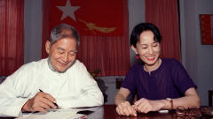 Aung San Suu Kyi, le 13 juillet 1995, trois jours après que son assignation à résidence eut été levée.