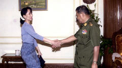 Photo non datée d'Aung San Suu Kyi serrant la main du général Than Shwe.