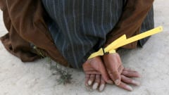 Un pr�sum� taliban captur� par des soldats canadiens en mai 2006.