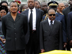 Au premier plan à droite, le président Omar Bongo lors des funérailles de son épouse en mars dernier