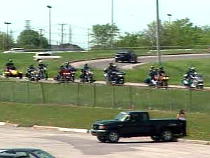 Manifestation de motocyclistes en marge du conseil général du PLQ, à Laval