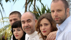 Les acteurs de Kynodontas, avec leur r�alisateur Yorgos Lanthimos (� droite)