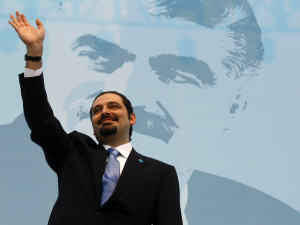 Saad Hariri salue ses partisans, à Beyrouth, devant une affiche de son défunt père, Rafic Hariri.