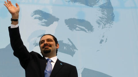 Saad Hariri salue ses partisans, � Beyrouth, devant une affiche de son d�funt p�re, Rafic Hariri.