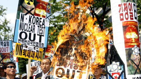 Des Sud-cor�ens br�lent un portrait du leader nord-cor�en, Kim Jong-il, en guise de protestation contre les essais nucl�aires en face de l'ambassade am�ricaine � S�oul, le 26 mai 200