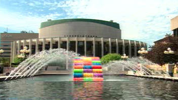 La fontaine de Philippe Allard et Justin Duchesneau, install�e sur l'esplanade de la Place des arts, � Montr�al.
