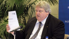 Le Dr Ga�tan Barrette, pr�sident de la FMSQ, en conf�rence de presse