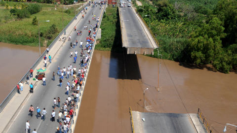 Une voie du pont de La D�mocratie, qui traversait la rivi�re Ulua, s'est effondr�e � la suite du s�isme qui a secou� El Progreso,au Honduras. Le s�isme a secou� le pays durant plus de 30 secondes pendant la nuit de mercredi � jeudi.