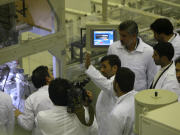 Le président Ahmadinejad, lors d'une visite à la centrale nucléaire d'Ispahan.
