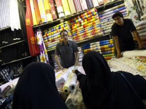 Deux Iraniennes achètent des tissus dans un bazaar de Téhéran.