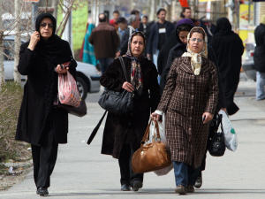 Toutes les femmes circulant dans les rues iraniennes doivent porter le foulard islamique.