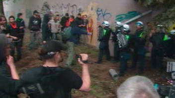 La police intervient pour d�loger les manifestants.