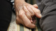 Un couple de personnes �g�es se tenant par la main.