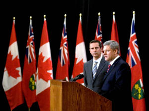 Les premiers ministres canadien et ontarien Stephen Harper et Dalton mcGuinty font le point sur l'aide accordée à GM.