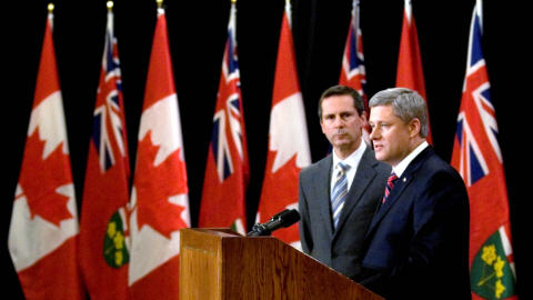 Les premiers ministres canadien et ontarien Stephen Harper et Dalton mcGuinty font le point sur l'aide accord�e � GM.
