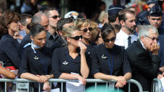 Des membres d'Air France assistent à la cérémonie, à l'extérieur de la cathédrale Notre-Dame.