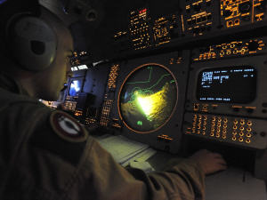 Un militaire français surveille son écran radar, alors qu'il survole la zone de recherche.