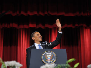 Le président Obama saluant la foule à l'Université du Caire.