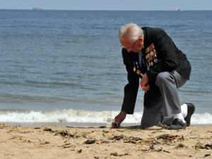 Un vétéran britannique se recueille sur la plage de Colleville-Montgomery, où il débarquait le 6 juin 1944.