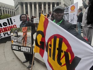 Des Ogonis manifestaient devant un tribunal new-yorkais le 27 mai dernier.