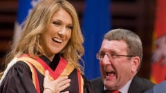 égis Labeaume remet la médaille de la Ville de Québec à Céline Dion.