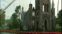 L'église a été ravagée par les flammes.
